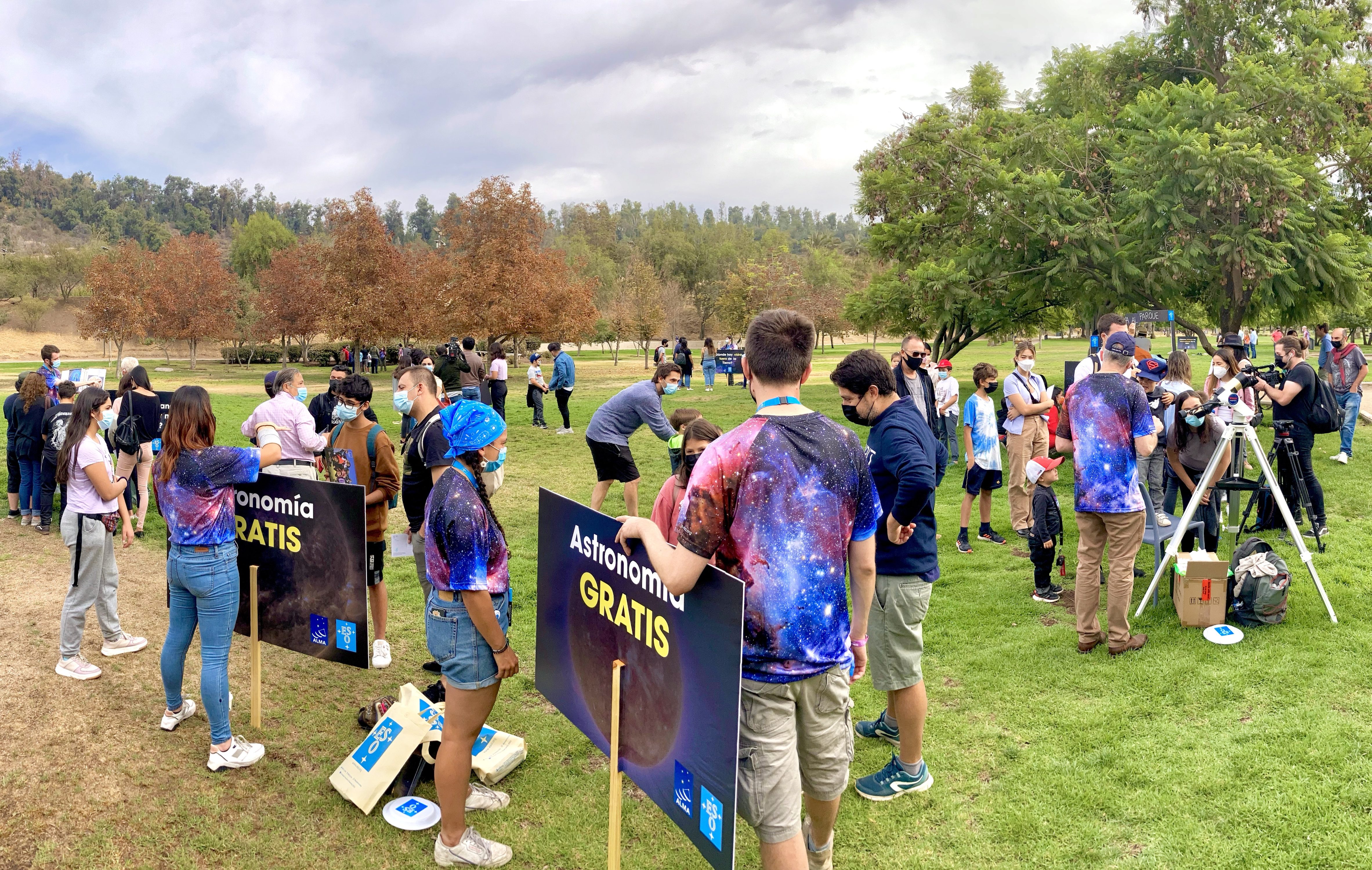 After more than two years without holding face-to-face events due to the pandemic, the ALMA observatory together with its partners ESO, NRAO and NAOJ decided to meet the public last Saturday, March 19, this time at the Bicentennial Park in Vitacura, to celebrate Astronomy Day in Chile.