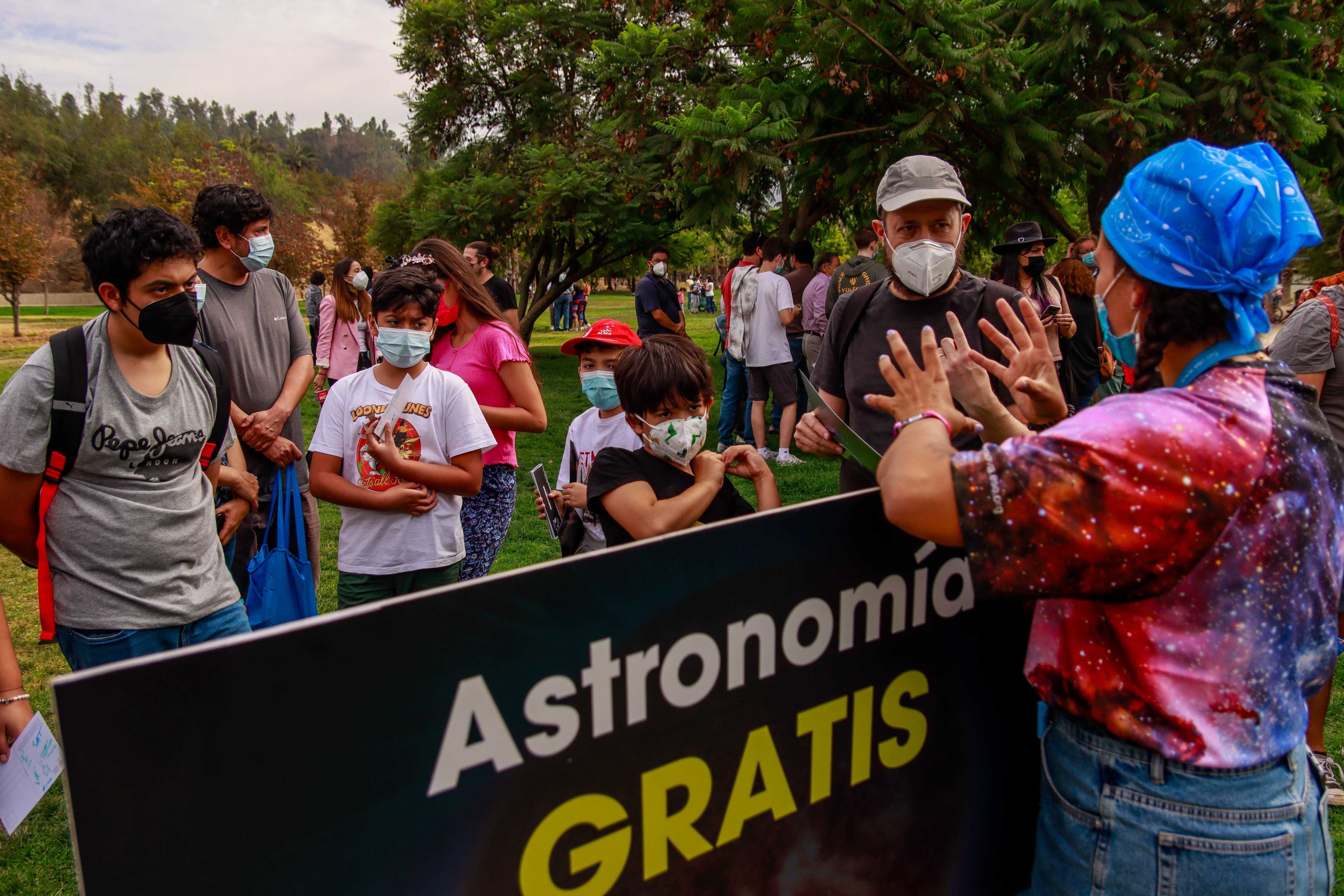 Tras más de dos años sin realizar eventos presenciales debido a la pandemia, el observatorio ALMA junto a sus socios ESO, NRAO y NAOJ salieron al encuentro del público, el pasado sábado 19 de marzo, esta vez en el Parque Bicentenario de Vitacura, para celebrar el Día de la Astronomía en Chile.