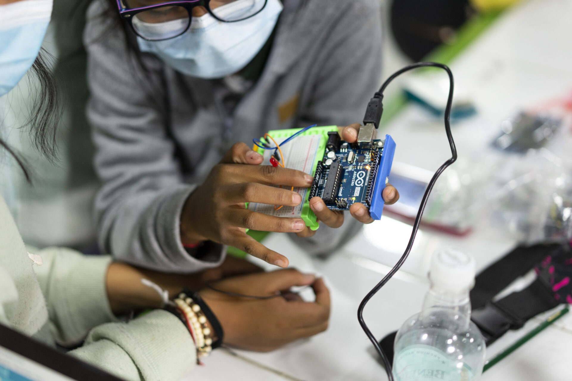 <p>Children and young people from Toconao, San Pedro de Atacama and Calama are part of this initiative that seeks to promote the use of technology to solve social problems.</p>
<p>In the image, students from the four schools working in their first face-to-face workshop where they were able to start putting together Arduino pieces.</p>

