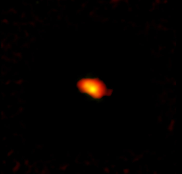 A1689-zD1 es una galaxia incubadora de estrellas ubicada en el cúmulo de la constelación de Virgo. La primera observación se logró gracias al lente gravitacional generado por la galaxia Abell 1689, que amplificó la luz de la joven galaxia en nueve veces. Las nuevas observaciones realizadas con el Atacama Large Millimeter/submillimeter Array (ALMA) están revelando que la joven galaxia (y otras similares) podría ser más grande y compleja de lo que se creía. Créditos: ALMA (ESO/NAOJ/NRAO)/H. Akins (Grinnell College), B. Saxton (NRAO/AUI/NSF)