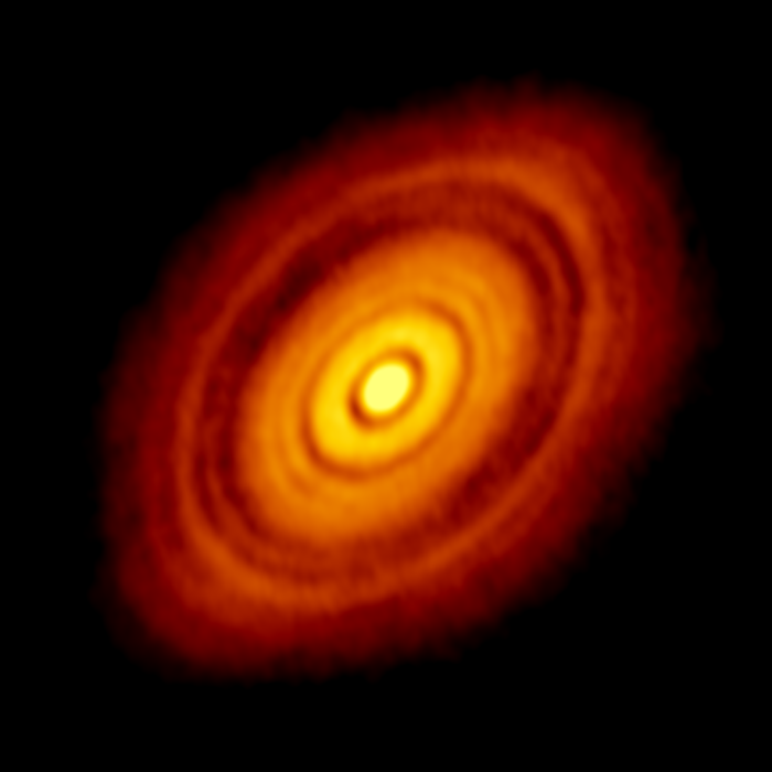 Imagen de ALMA de la joven estrella HL Tau y su disco protoplanetario. Esta mejor imagen jamás vista de la formación de planetas revela múltiples anillos y huecos que anuncian la presencia de planetas emergentes a medida que barren sus órbitas sin polvo ni gas. Crédito: ALMA(ESO/NAOJ/NRAO); C. Brogan, B. Saxton (NRAO/AUI/NSF)