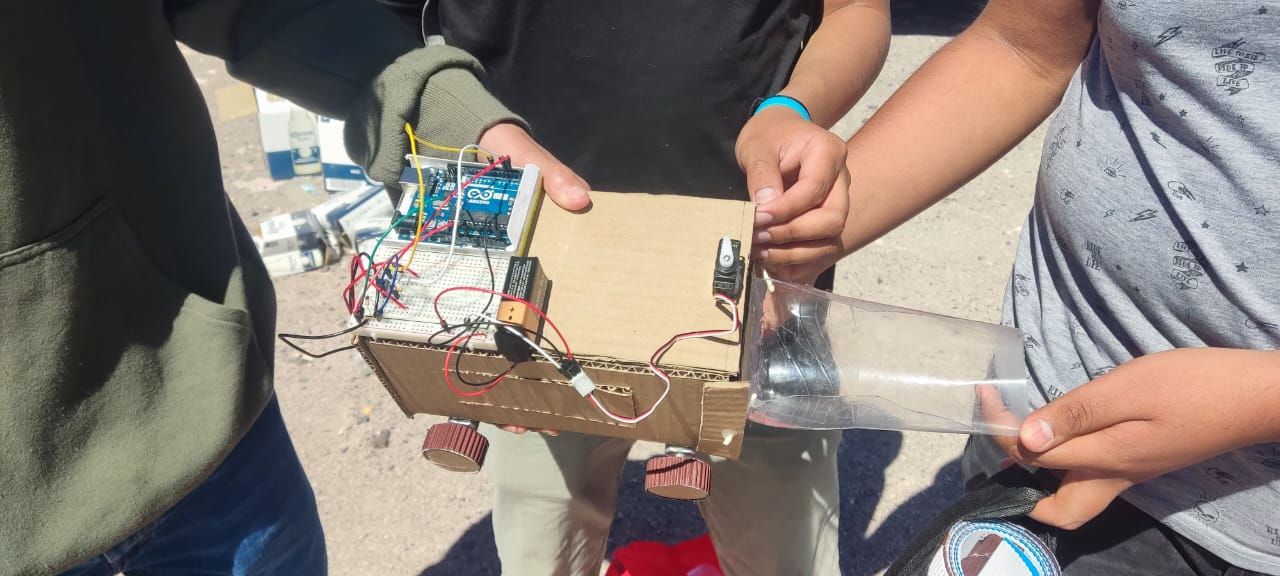 Prototipo para recoger basura, creado por los alumnos del Liceo Bicentenario Luis Cruz Martínez de Calama como parte del programa “Atacama Makers” que busca fomentar el pensamiento creativo, la innovación y el emprendimiento de la mano de la tecnología entre sus vecinos estudiantes de Toconao, San Pedro de Atacama y Calama.