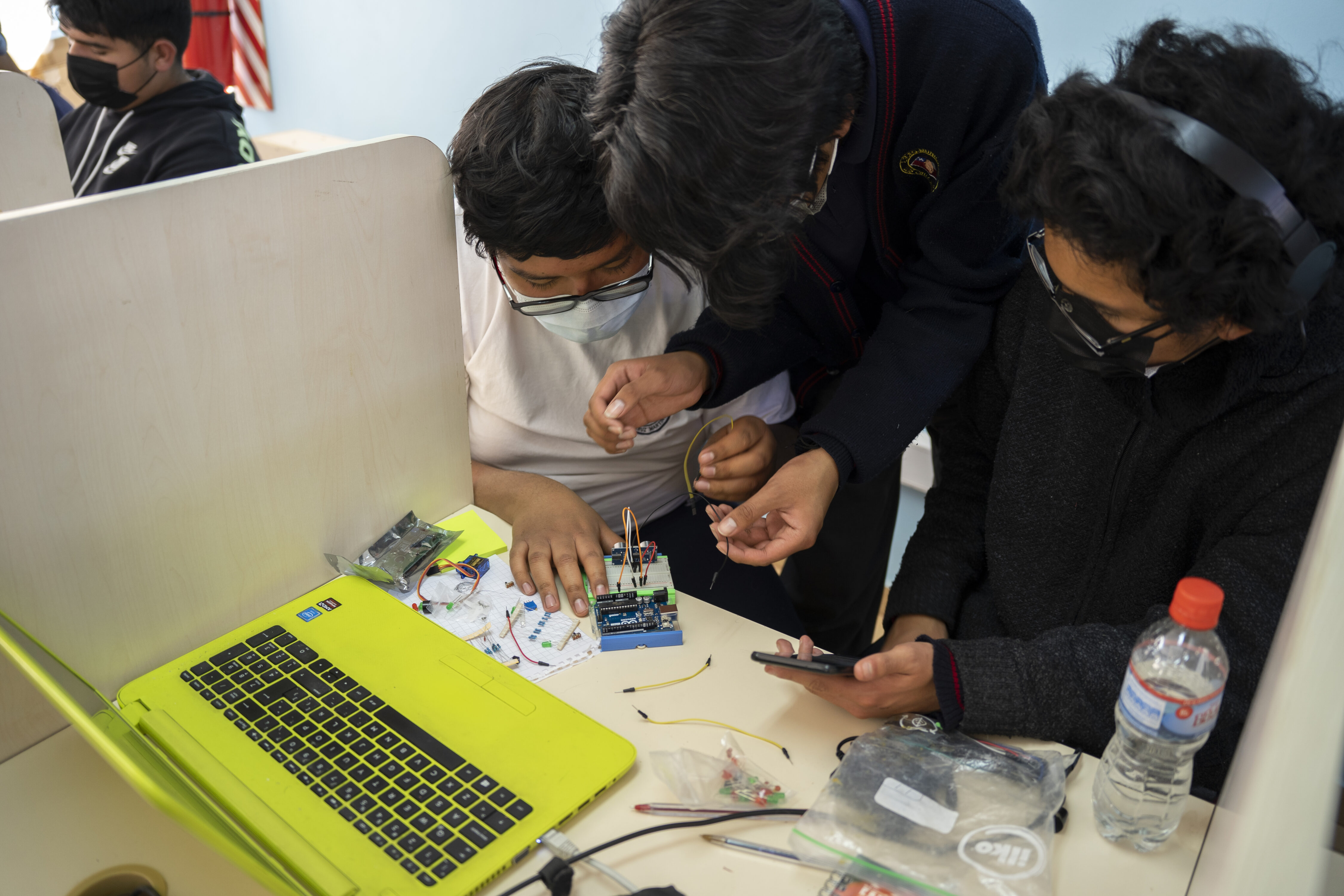 ALMA is implementing a program that seeks to promote creative thinking, innovation and entrepreneurship hand in hand with technology among its student neighbors from Toconao, San Pedro de Atacama and Calama.