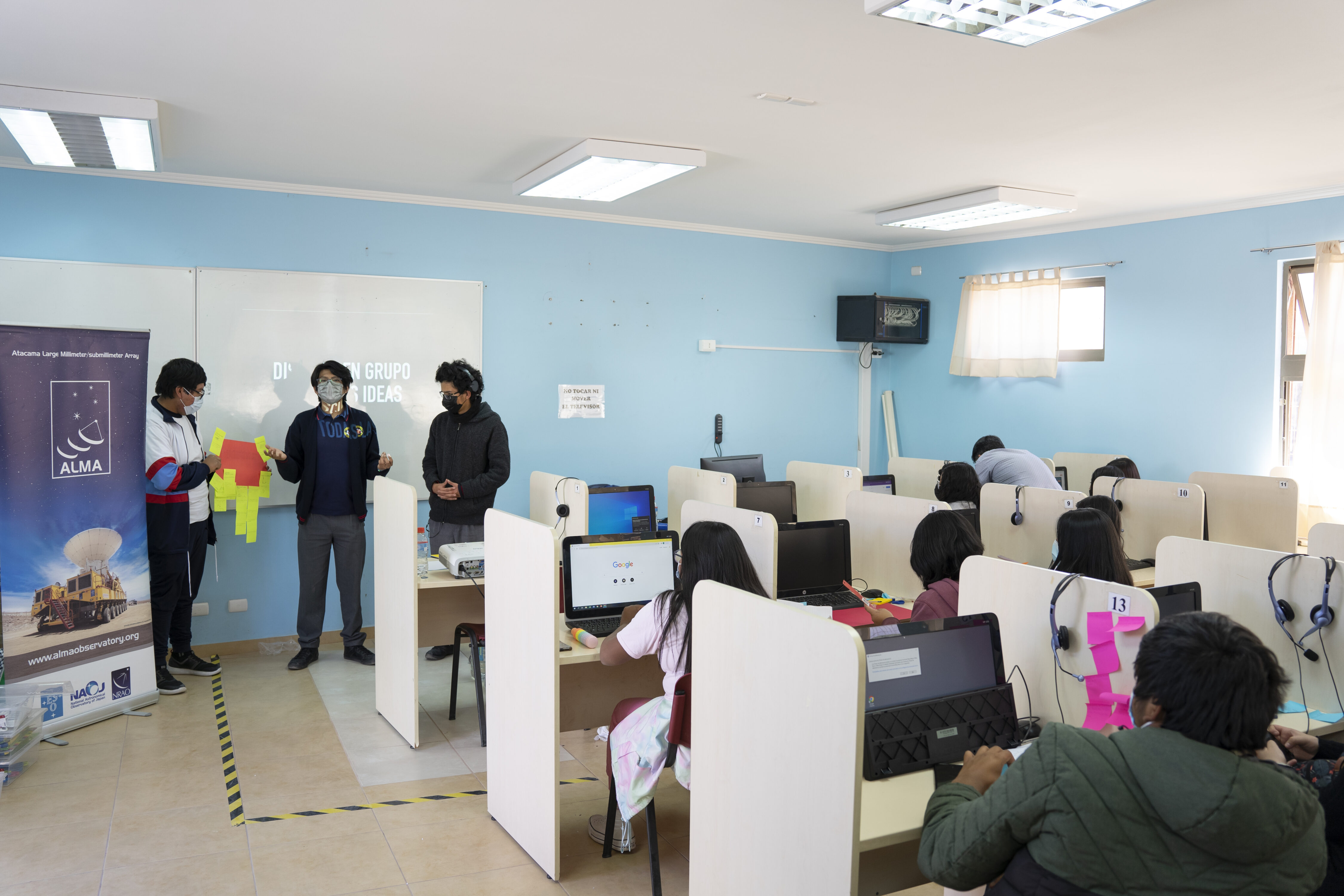 Los talleres del programa “Atacama Makers” se realizan en forma virtual y presencial. En 2022, se organizó un taller en cada sede de las cuatro escuelas que participaron: San Pedro de Atacama (en la imagen), Toconao y dos en Calama.