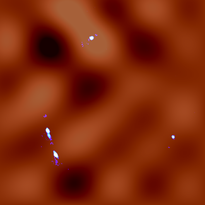 Fluctuaciones detectadas de materia oscura. El naranja más brillante indica regiones con alta densidad de materia oscura y el naranja más oscuro indica regiones con baja densidad de materia oscura. Los colores blanco y azul representan objetos con lentes gravitacionales observados por ALMA. (Crédito: ALMA (ESO/NAOJ/NRAO), K.T. Inoue et al.)