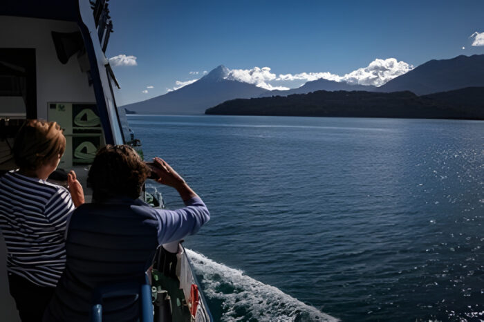 Ingresaremos al Parque Nacional Vicente Pérez Rosales para visitar el Lago Todos Los Santos y sus playas. Navegaremos por el lago para ver el imponente Volcán Osorno y tendremos tiempo para que visites Los Saltos del Petrohué, una ruta escénica que te sorprenderá por sus hermosas vistas, con el lago y el paisaje geológico.