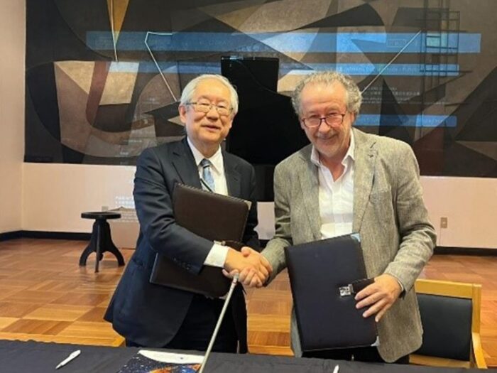 Prof. Saku Tsuneta, director general de NAOJ, y Prof. Francisco Martínez, decano de la Facultad de Ciencias Físicas y Matemáticas de la Universidad de Chile. Crédito: Universidad de Chile.