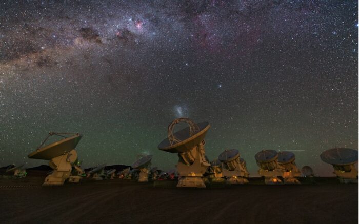 Un grupo de antenas de ALMA de 12 metros de diámetro, como las utilizadas en este estudio, observa el cielo nocturno. Crédito: ESO/Y. Beletsky