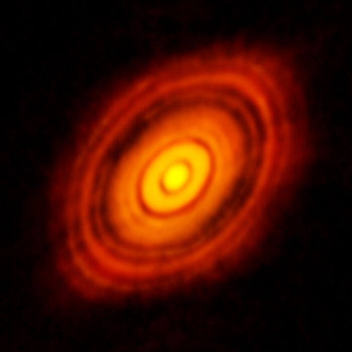 Esta es la imagen más nítida jamás obtenida por ALMA — más precisa que las que se toman rutinariamente en luz visible con el telescopio espacial Hubble de NASA/ESA. En ella vemos el disco protoplanetario que rodea a la joven estrella HL Tauri. Estas nuevas observaciones de ALMA revelan subestructuras dentro del disco que nunca antes se habían visto, e incluso muestran las posibles posiciones de los planetas formándose en las manchas oscuras dentro del sistema. Crédito: ALMA (ESO/NAOJ/NRAO)