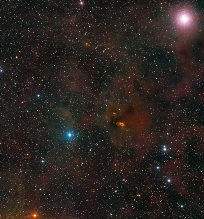 Esta imagen muestra la región en la cual se encuentra HL Tauri. HL Tauri es parte de una de las regiones de formación estelar más cercanas a la Tierra, y cuenta con numerosas estrellas jóvenes, así como con nubes de polvo, en sus proximidades. Esta composición fue creada a partir de imágenes que forman parte del sondeo Digitized Sky Survey 2. Crédito: ESO/Digitized Sky Survey 2
