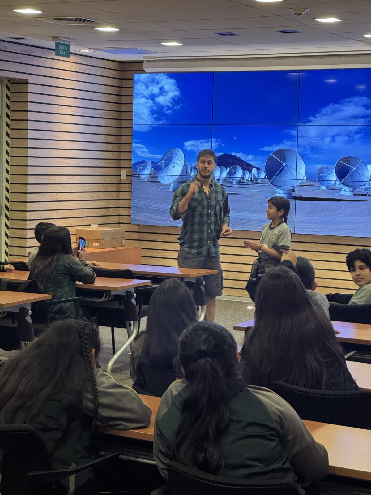 Hugo Messias with students from the Ignacio Serrano school