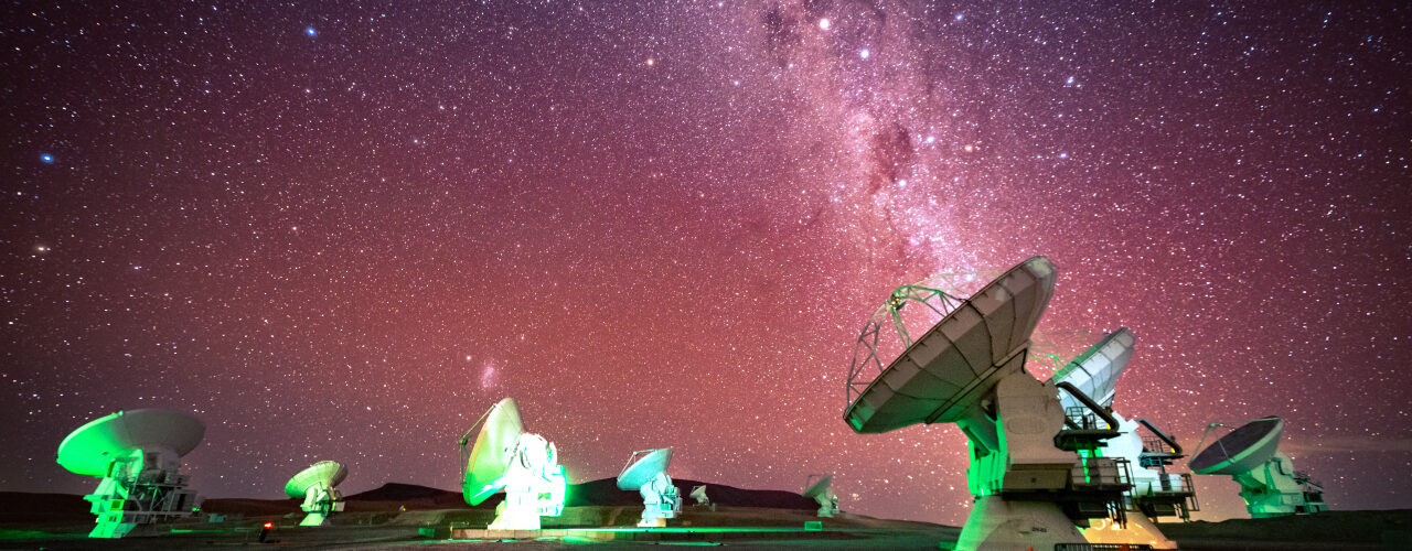 Superautopistas Magnéticas Descubiertas en los Vientos de una Galaxia con Explosión Estelar